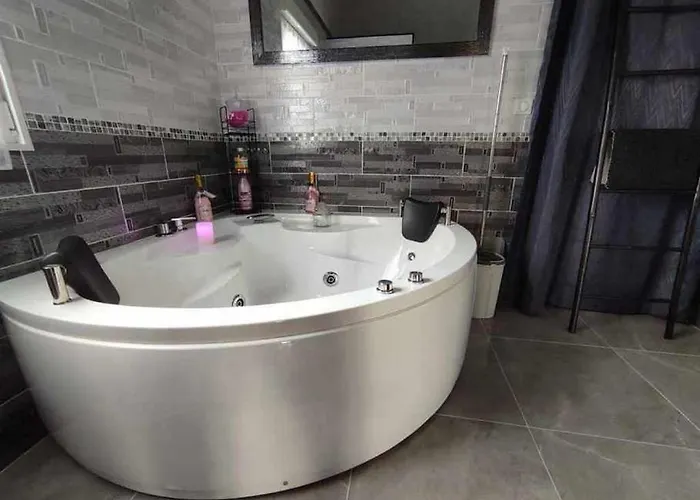 Le Cosy Occitan Chaleureuse Indépendante Baignoire Terrasse Jardin Сasa de vacaciones